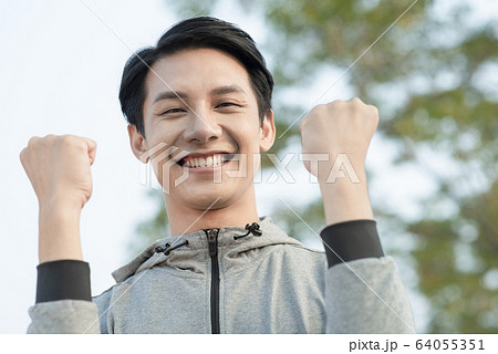 屋外で運動をする若い男性 64055351
