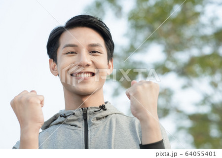 屋外で運動をする若い男性の写真素材