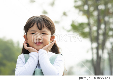 屋外で遊ぶ女の子のポートレート 屋外で遊ぶ女の子のポートレート 64055424