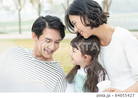 公園でピクニックを楽しむ親子 公園でピクニックを楽しむ親子 64055427
