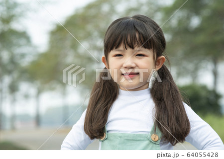 屋外で遊ぶ女の子のポートレート 屋外で遊ぶ女の子のポートレート 64055428