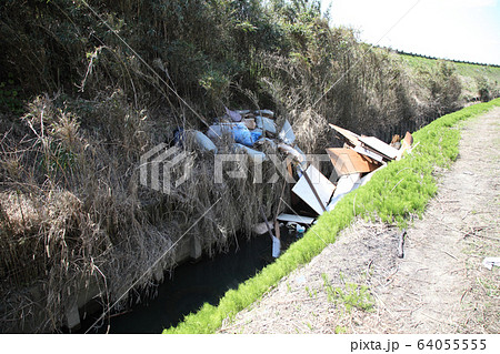 排水路への不法投棄 排水路への不法投棄 64055555
