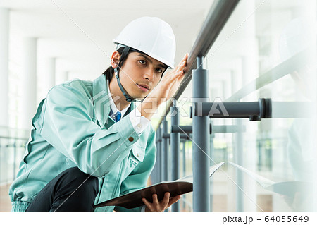 ビジネス 建築 建設 製造 不動産 ビジネスマン 男性 オフィス ビジネス 建築 建設 製造 不動産 ビジネスマン 男性 オフィス 64055649