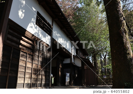 お鷹の道に建つ旧本多家住宅長屋門 お鷹の道に建つ旧本多家住宅長屋門 64055802