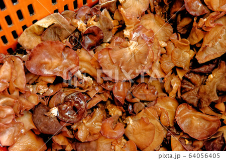Dried root ginger in Street Food Market Dried root ginger in Street Food Market 64056405