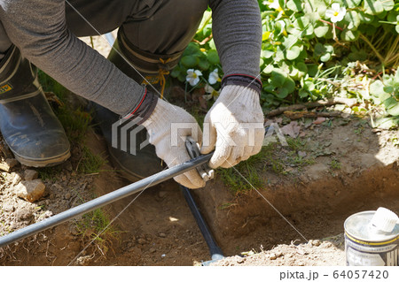 配管加工　水道管カット　塩ビ管カット　水道工事 64057420