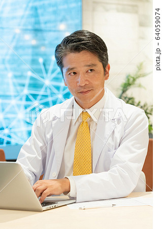 診察 医師 医療ビジネスイメージ 64059074