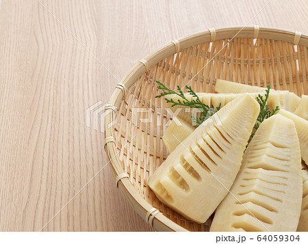 籠に盛られたゆでたての竹の子水煮 籠に盛られたゆでたての竹の子水煮 64059304