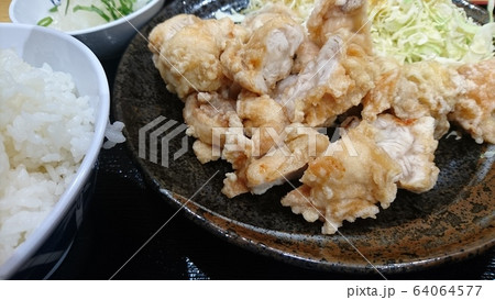 鶏の唐揚げ 64064577