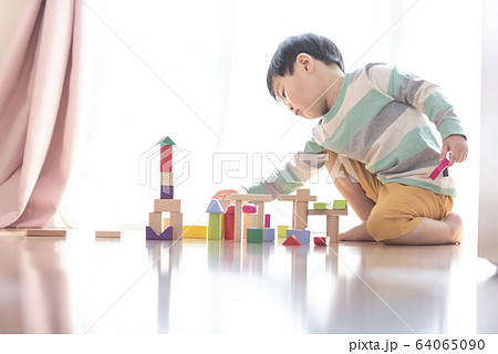 積み木で遊ぶ男の子 64065090