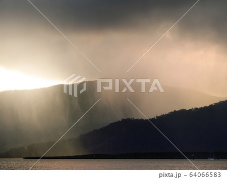 オーストラリア ケアンズの朝 光芒 霧雨 / morning mist in Cairns オーストラリア ケアンズの朝 光芒 霧雨 / morning mist in Cairns 64066583