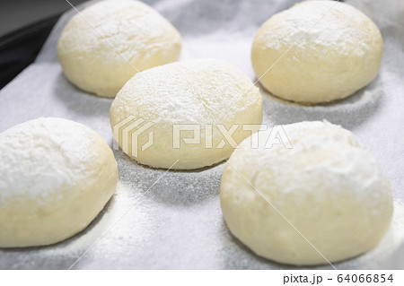 焼成前のパンのアップ 64066854