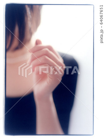 女性の手 女性の手 64067651