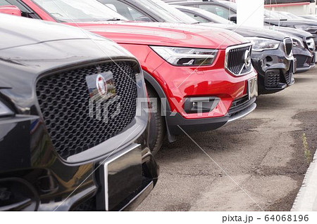 販売店に並ぶクルマ　輸入車　外車 64068196
