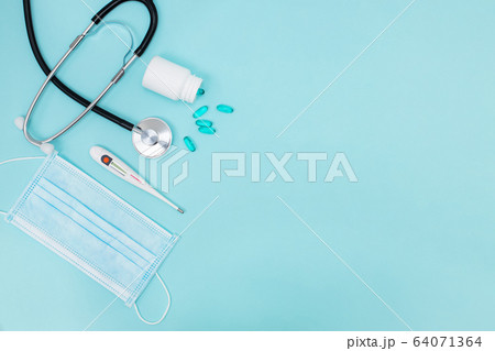 Thermometer, phonendoscope, tablets and clipboard, top view 64071364