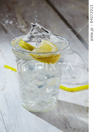 Cold soft drink with lemon 64072015