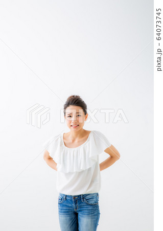 体調不良の女性 64073745