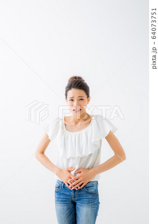体調不良の女性 体調不良の女性 64073751