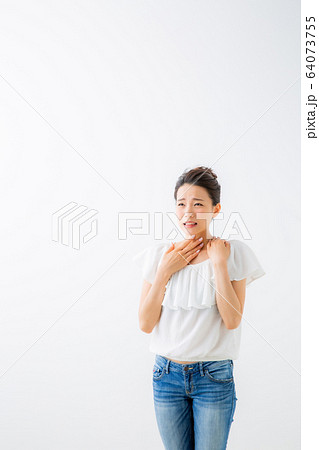 体調不良の女性 64073755
