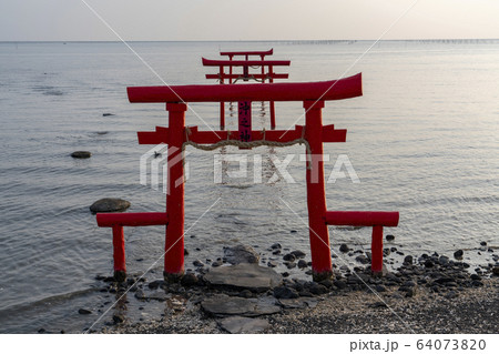 [佐賀県]大魚神社（太良町）と海床路の夜明け 64073820