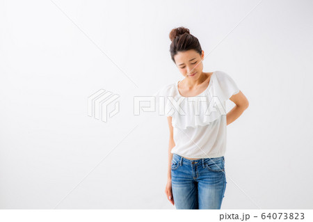 体調不良の女性 64073823
