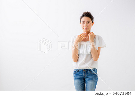 体調不良の女性 体調不良の女性 64073904