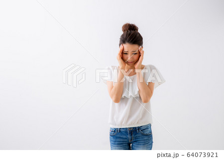 体調不良の女性 体調不良の女性 64073921