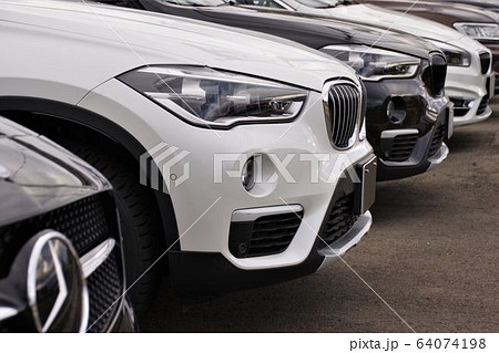 販売店に並ぶクルマ　輸入車　外車 64074198