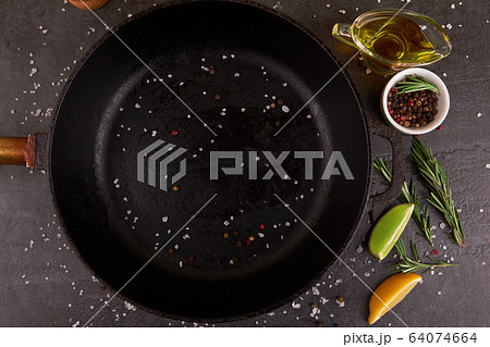 pan with spices 64074664