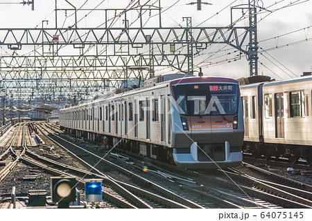 【東急 大井町線 6000系 二子玉川駅】 【東急 大井町線 6000系 二子玉川駅】 64075145