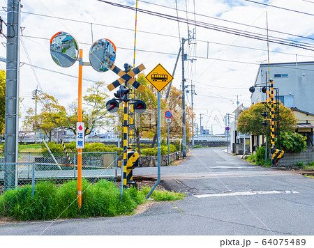 町中に踏切がある風景　鉄道 64075489