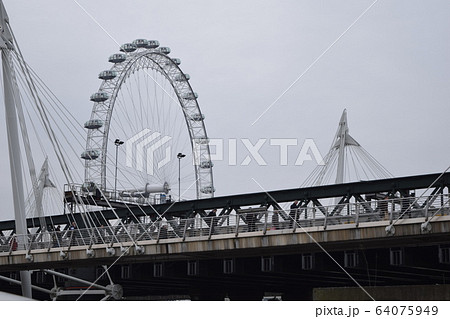 ハンガーフォード橋とゴールデン・ジュビリー橋とロンドン・アイ(イギリス) ハンガーフォード橋とゴールデン・ジュビリー橋とロンドン・アイ(イギリス) 64075949