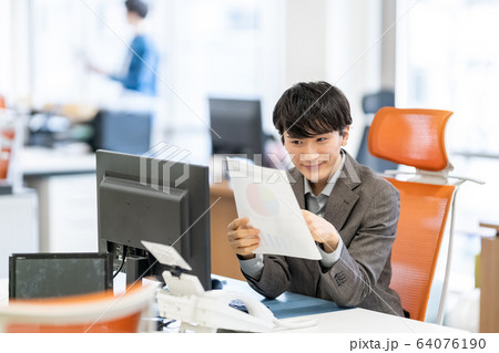 ビジネス 男性 オフィス(新入社員)グラフ ビジネス 男性 オフィス(新入社員)グラフ 64076190