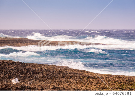 鹿児島県喜界島 荒波が打ち寄せる珊瑚礁の海岸（JAC3830便事故当日の記録・コピースペース） 64076591