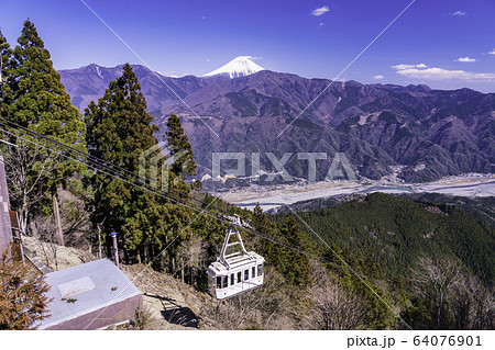 （山梨県）身延山・奥の院ロープウェイ駅と富士山 64076901