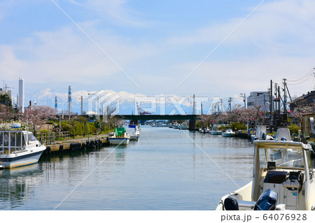 新湊 内川の水路 立山連峰と万葉線 射水市 新湊 内川の水路 立山連峰と万葉線 射水市 64076928