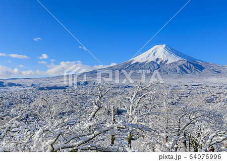 山梨_厳冬の絶景富士山 64076996