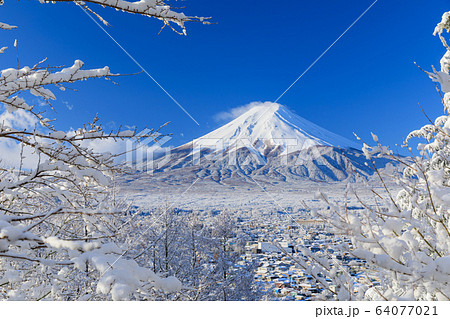 山梨_厳冬の絶景富士山 64077021