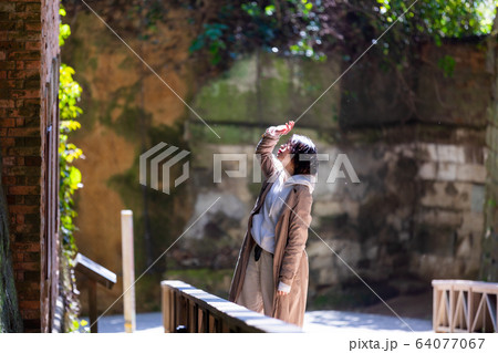 屋外　女性ポートレート 64077067