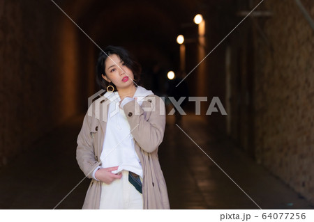 トンネル　女性ポートレート 64077256