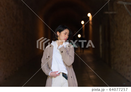 トンネル　女性ポートレート 64077257