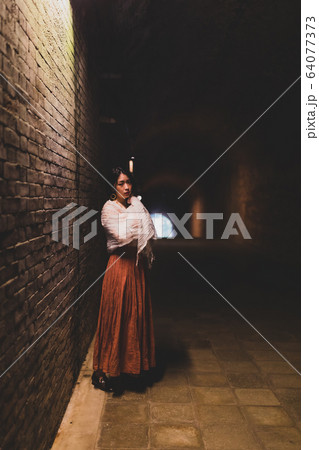 トンネル　女性ポートレート 64077373