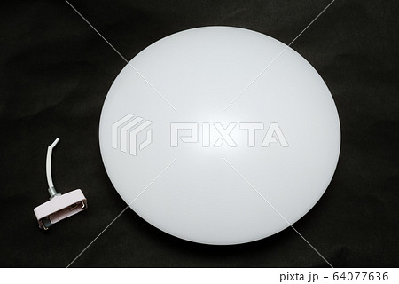 黒バックのLEDシーリングライト 64077636