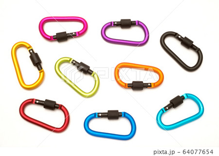 白バックのカラフルなキーリング 64077654
