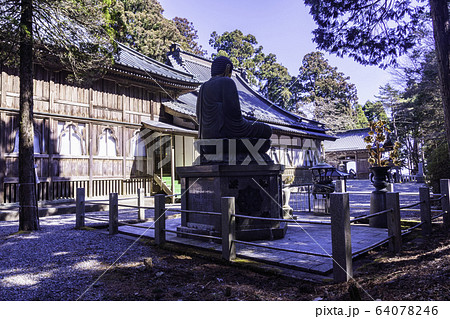 （山梨県）身延山・奥の院　境内・釈迦像 64078246