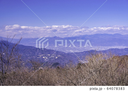 （山梨県）身延山・奥の院から望む甲府盆地 64078383