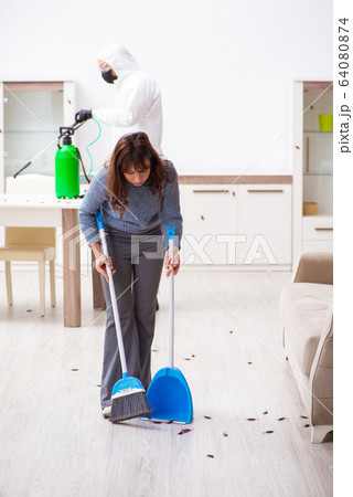 Young male contractor and female client during pest control 64080874