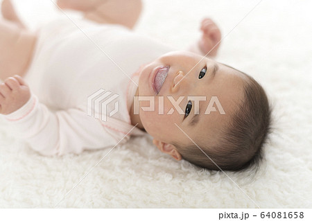 赤ちゃん 寝転ぶ 赤ちゃん 寝転ぶ 64081658