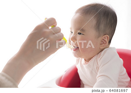 離乳食を食べる赤ちゃん 離乳食を食べる赤ちゃん 64081697