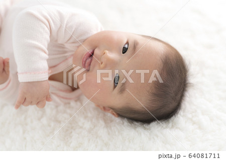 赤ちゃん 上半身 笑顔 64081711